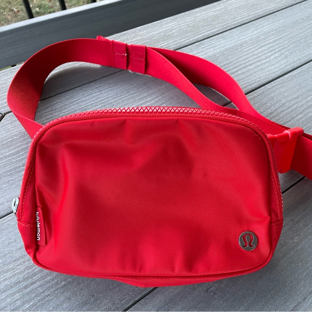 LIKE NEW!! Lululemon Athletica Red Belt Bag 1L